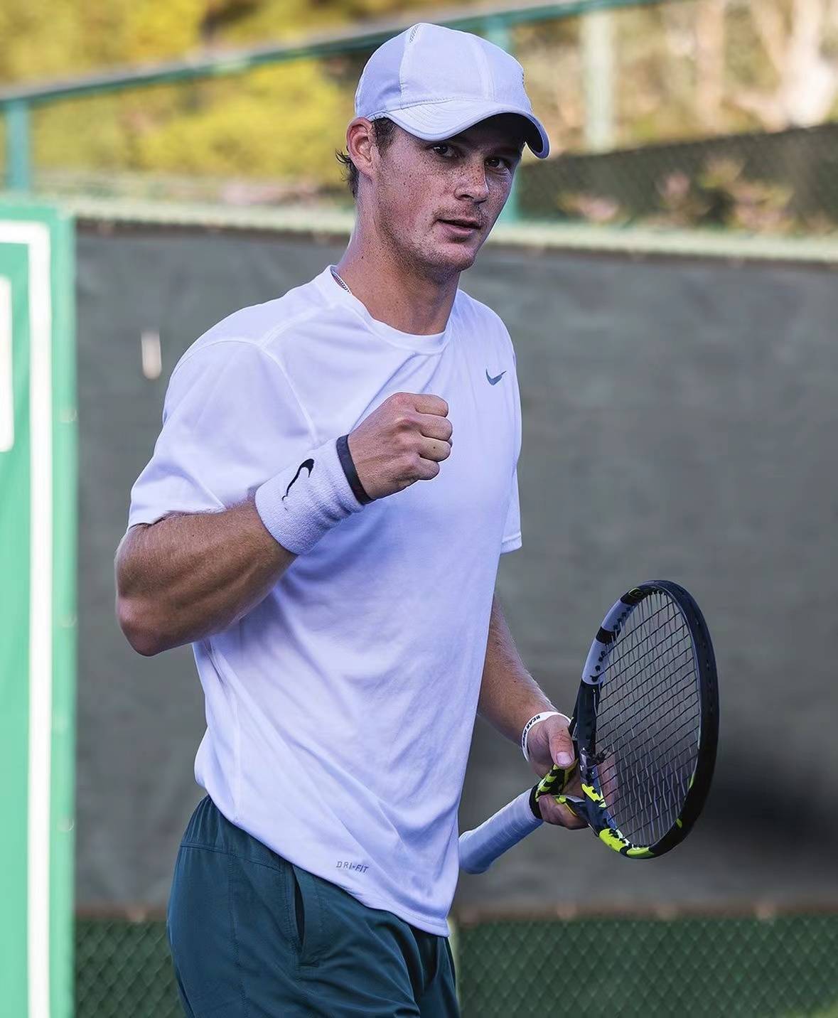 美国田径健将创下历史，获得冠军