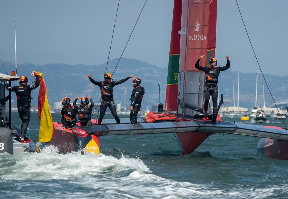 新西兰帆船队斩获金牌，庆祝胜利