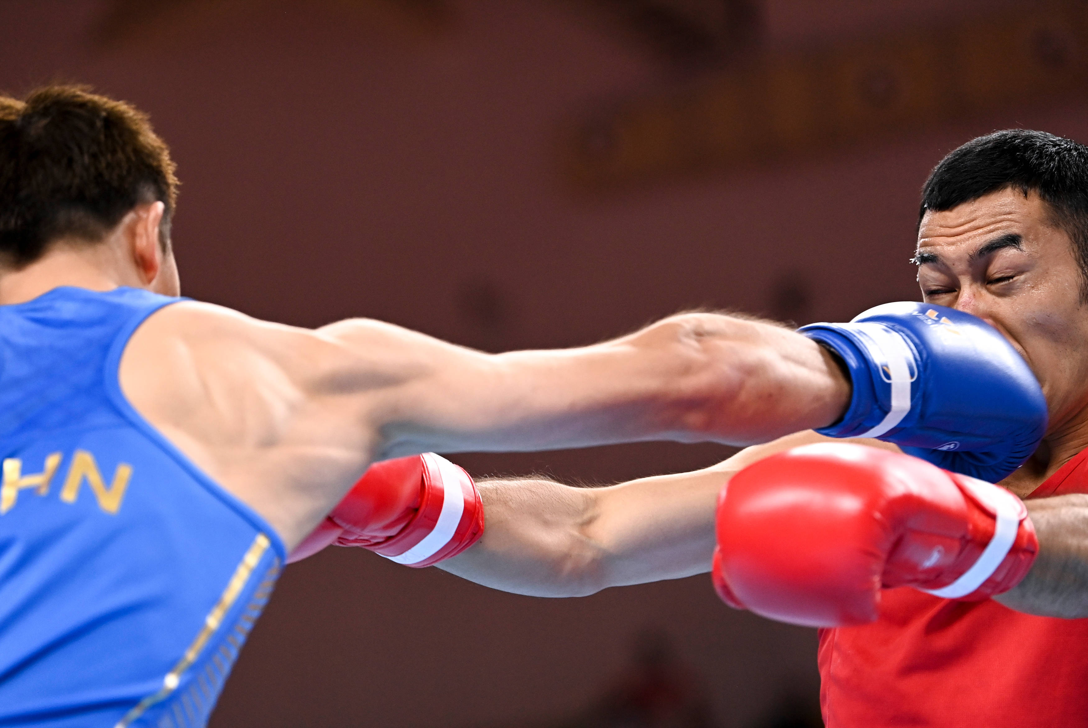 拳击男子半决赛，乌克兰选手获得胜利