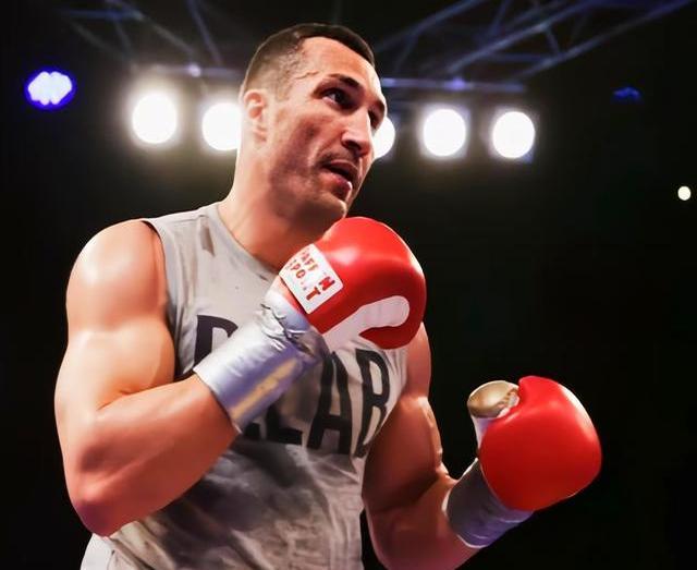 拳击男子半决赛，乌克兰选手获得胜利