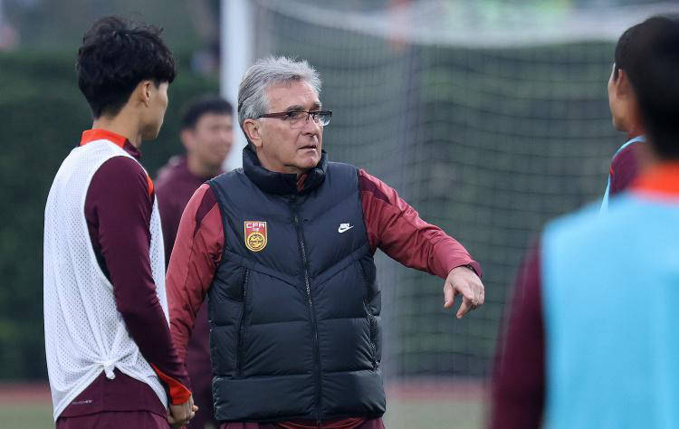 关键球员受伤无法出场,球队备战受影响 关键球员受伤无法出场,球队备战受影响