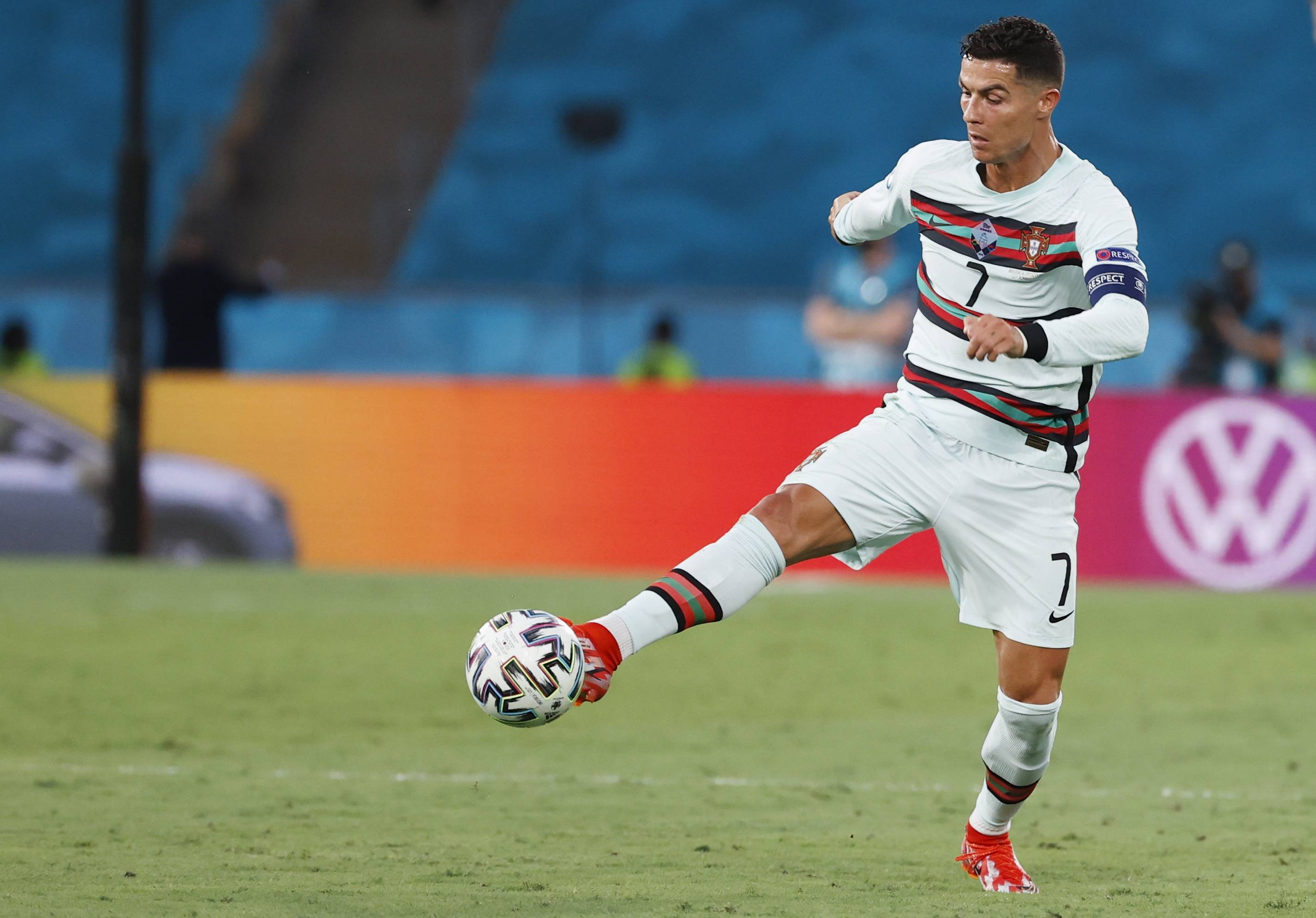 比利时队成功晋级欧锦赛，迈向胜利之路