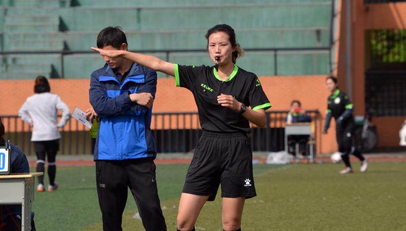 精彩足球对决:女运动员斗智斗勇的简单介绍 精彩足球对决:女运动员斗智斗勇的简单介绍