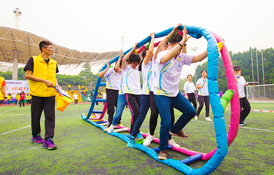 包含昆士公园巡游者获胜，继续向前的词条