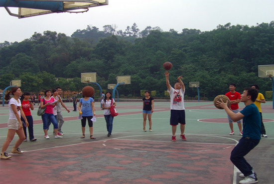 包含昆士公园巡游者获胜，继续向前的词条