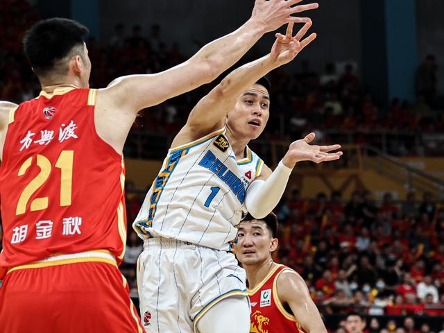 对抗激烈的球队比赛,每一分都不容放过 对抗激烈的球队比赛,每一分都不容放过