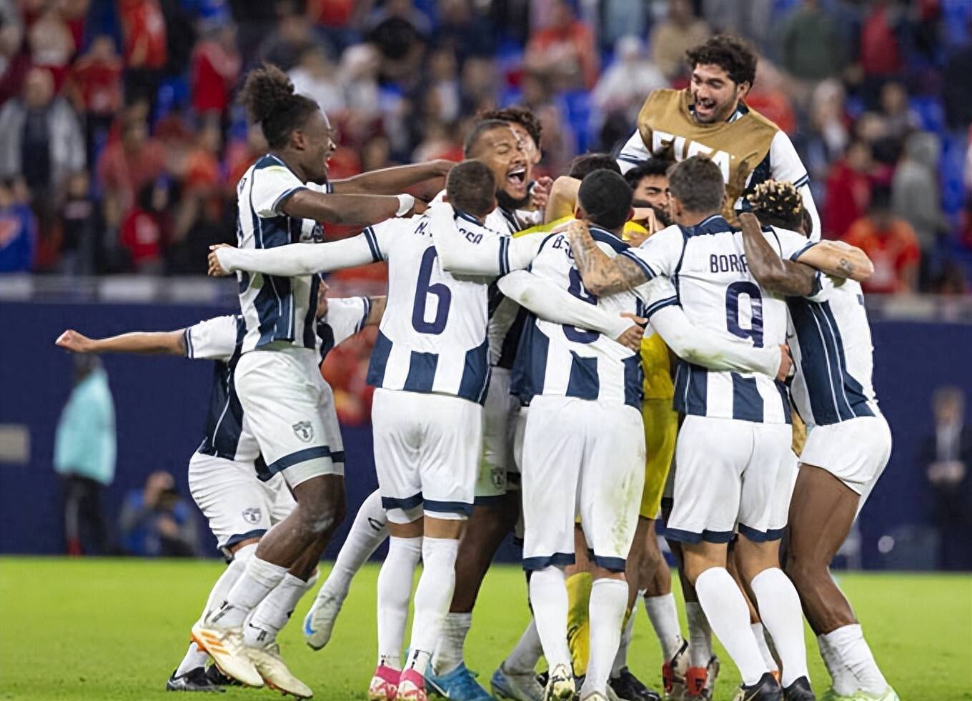 激烈角逐!两支球队争夺最终胜利者 激烈角逐!两支球队争夺最终胜利者