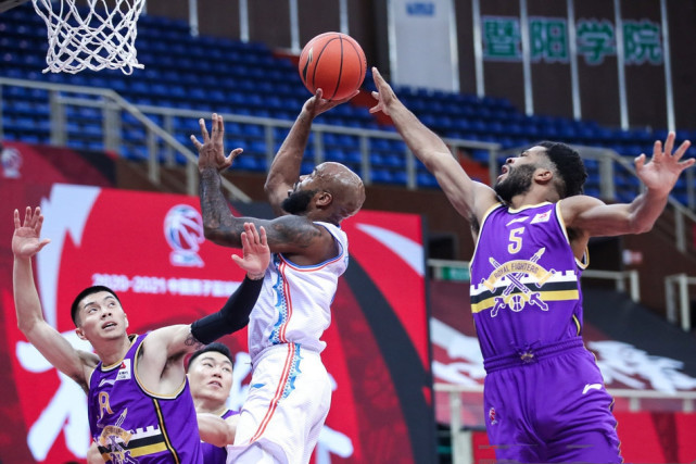 雷霆队前锋状态回升，领队实现逆袭