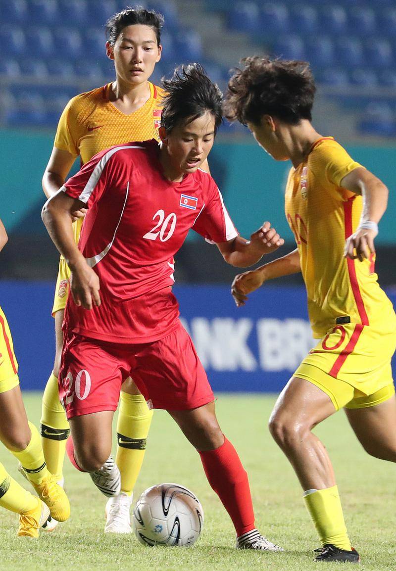 英勇无畏：女足比赛球员顶住压力的简单介绍