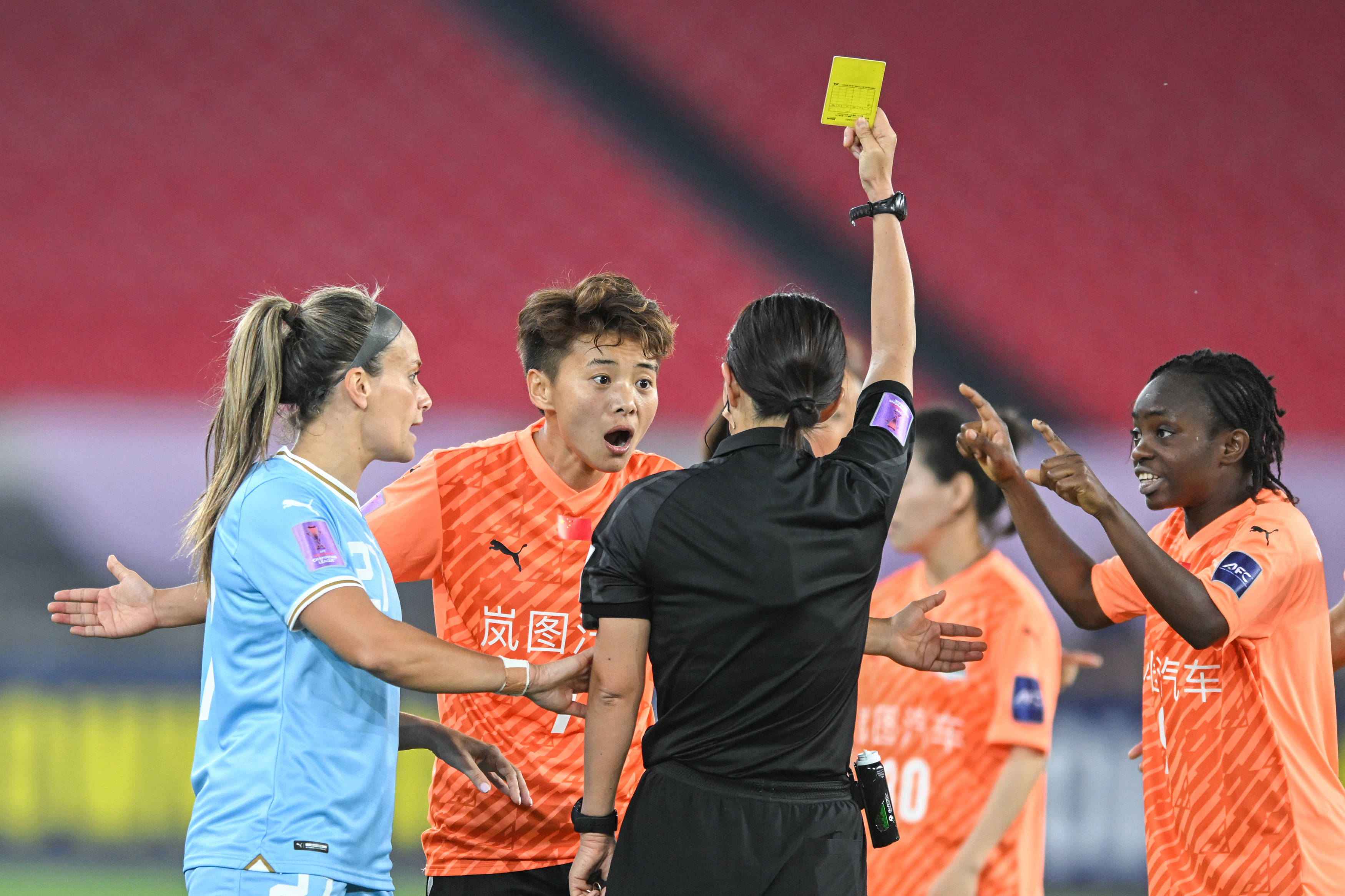 英勇无畏：女足比赛球员顶住压力的简单介绍