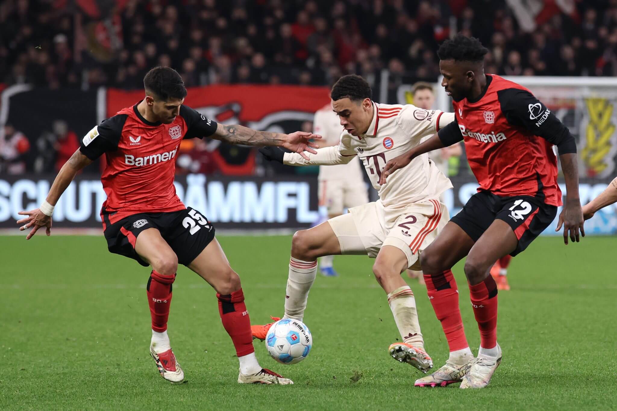 豪门对决引起球迷狂热双方精彩表现令人赞叹的简单介绍