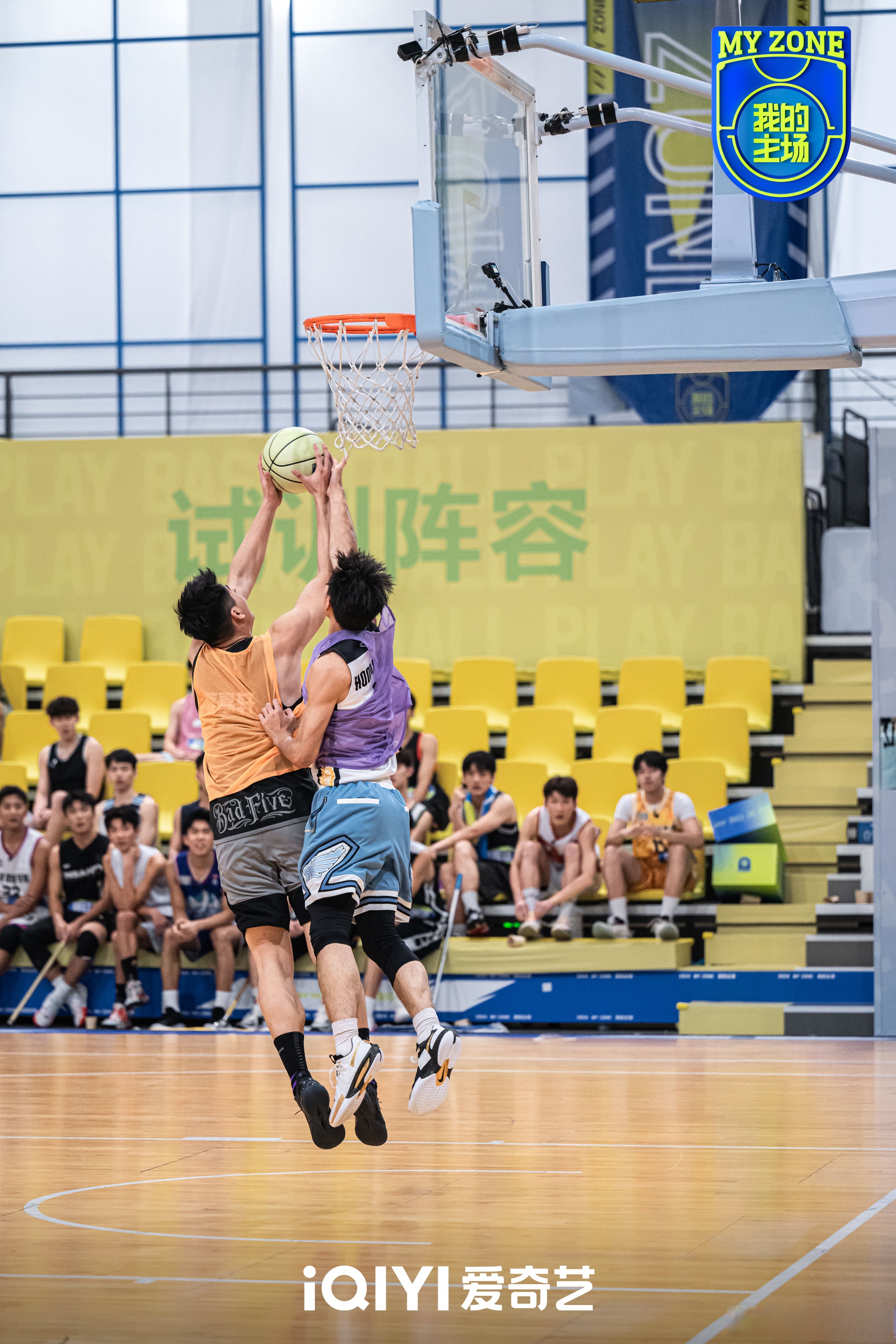 球场上的精彩对抗让人心潮澎湃，胜负难料的简单介绍