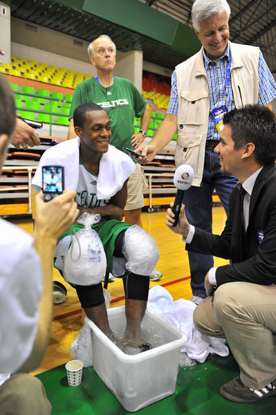 权健主帅帕切科战前训练表情严肃备战 权健主帅帕切科战前训练表情严肃备战