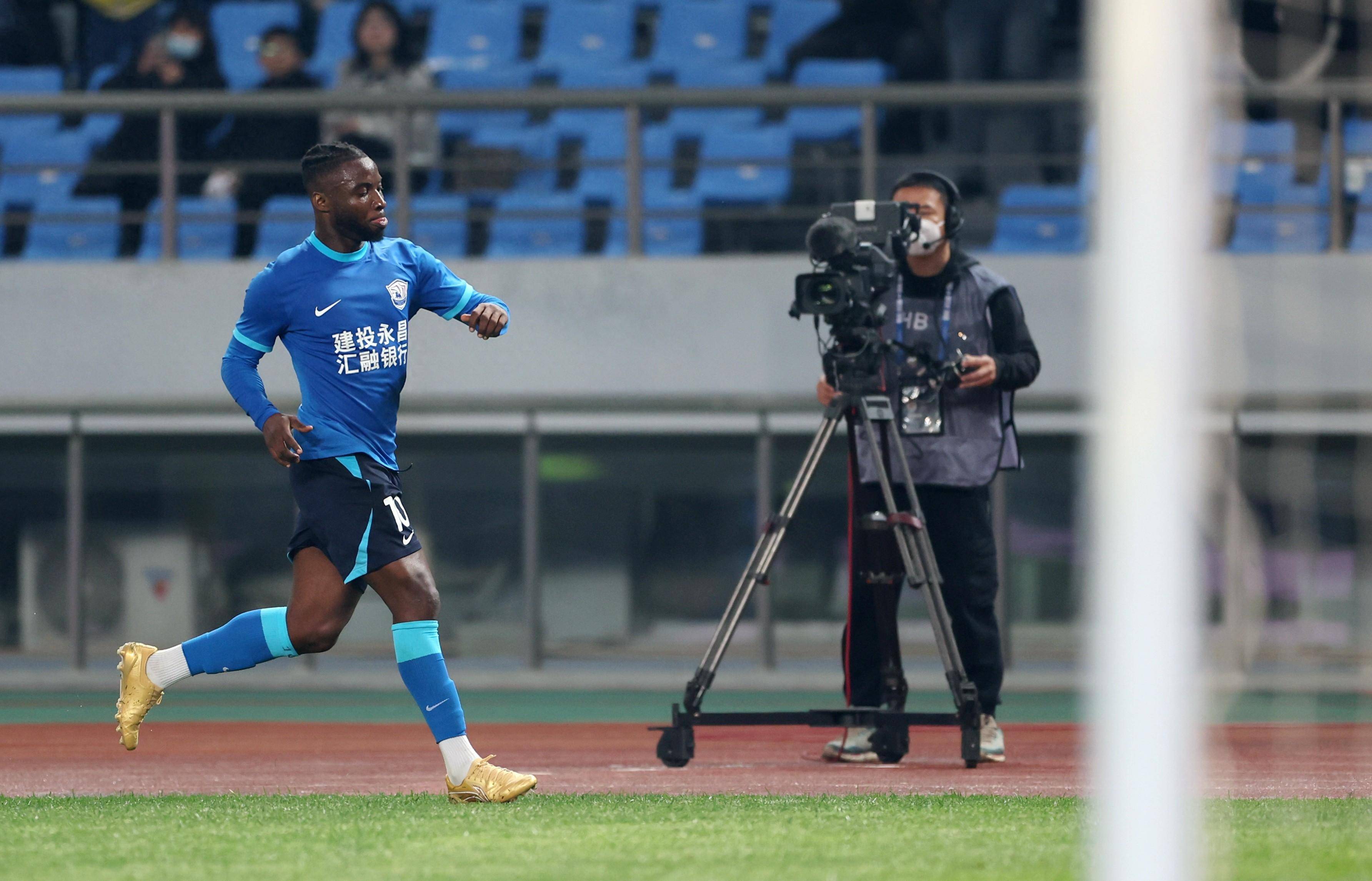 雄狮主场战胜对手，继续稳坐前列