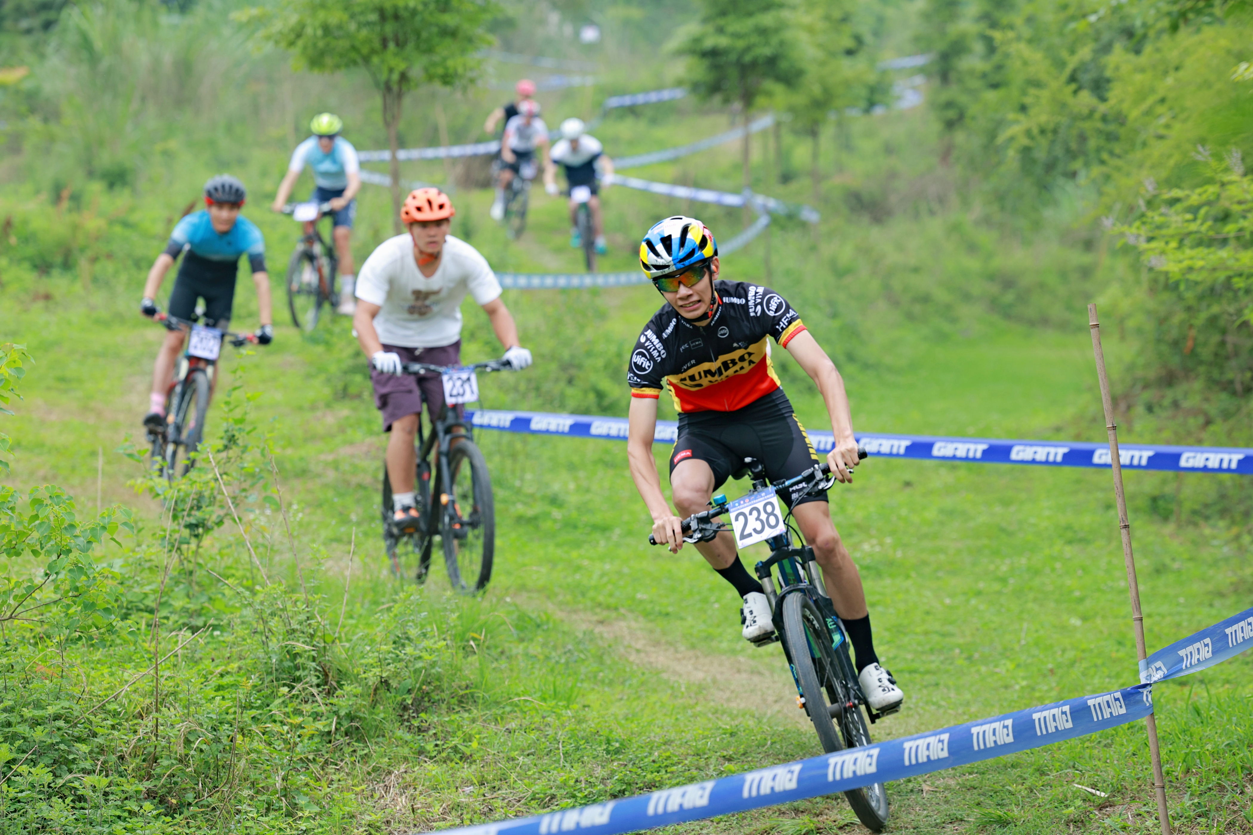 自行车山地赛选手成功卫冕