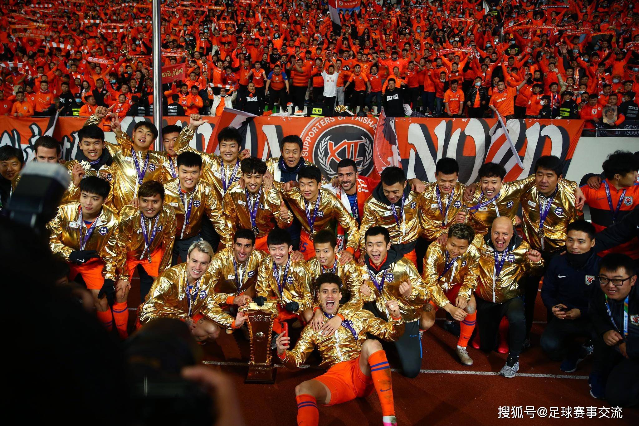 包含足球赛场热血激战，球队拼尽全力的词条