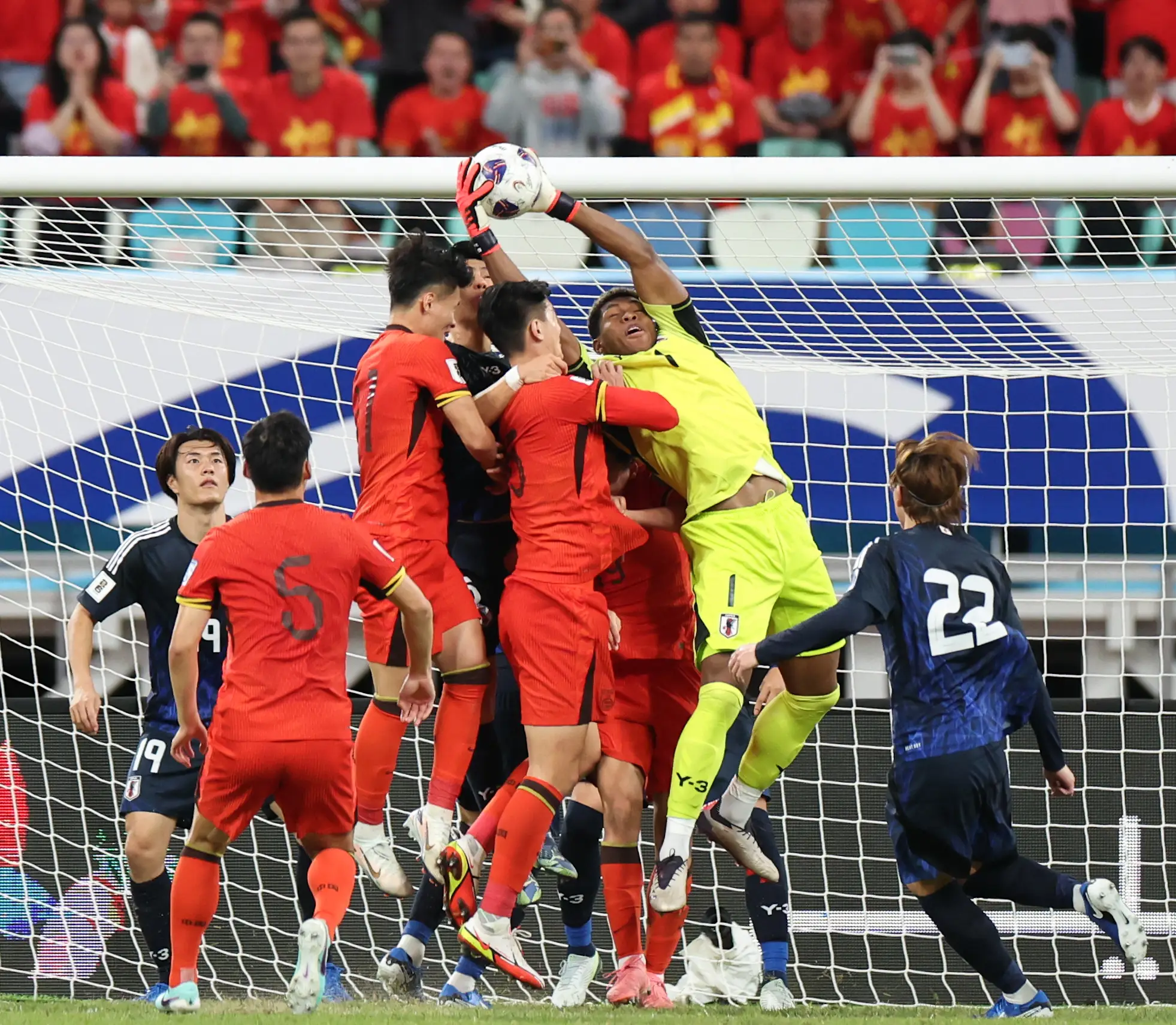 包含足球赛场热血激战，球队拼尽全力的词条