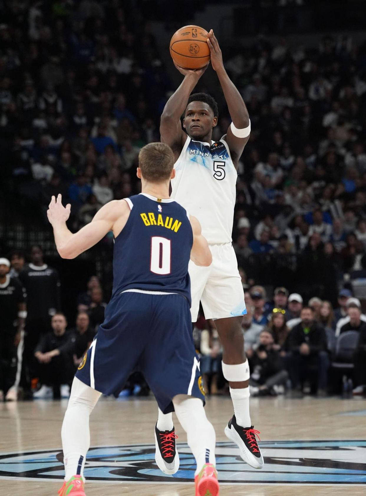 狼队后防连续失球,球队战绩下滑 狼队后防连续失球,球队战绩下滑