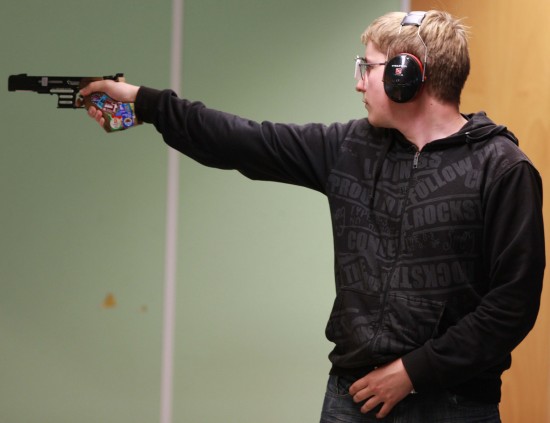 俄罗斯射击选手梅尔尼克成功夺得金牌