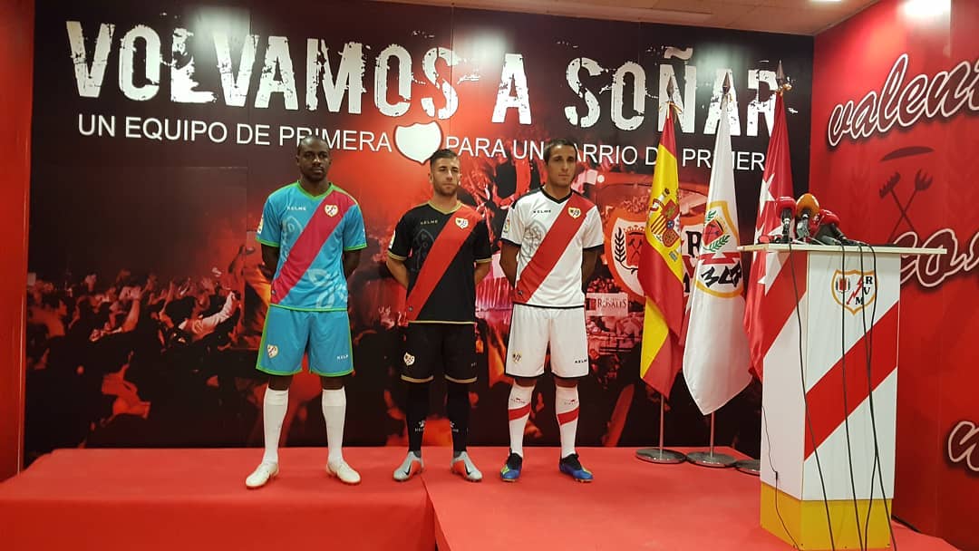 红色战袍闪亮登场,足球比赛掀起热潮 红色战袍闪亮登场,足球比赛掀起热潮