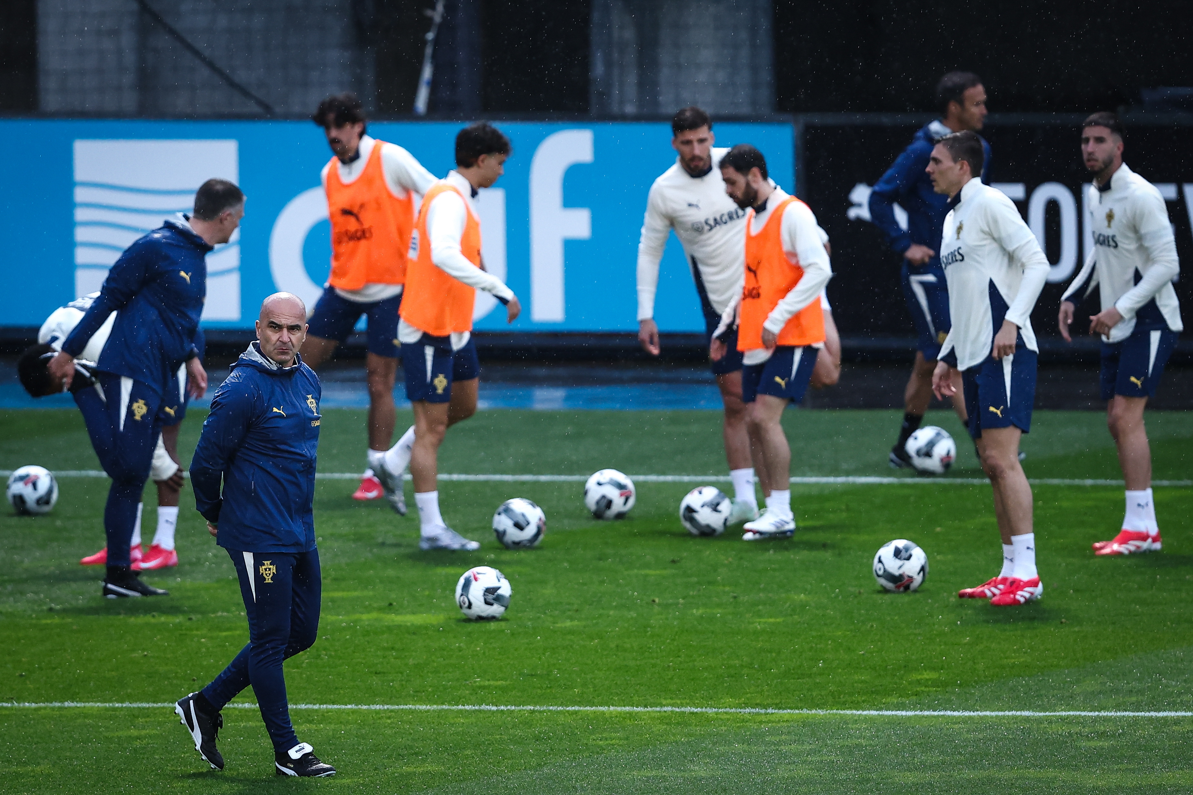 包含葡萄牙神兵突袭，晋级欧国联半决赛的词条