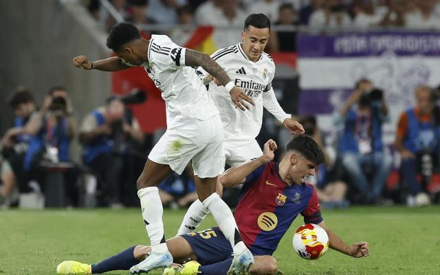 皇家马德里中场球员完成一次精彩助攻