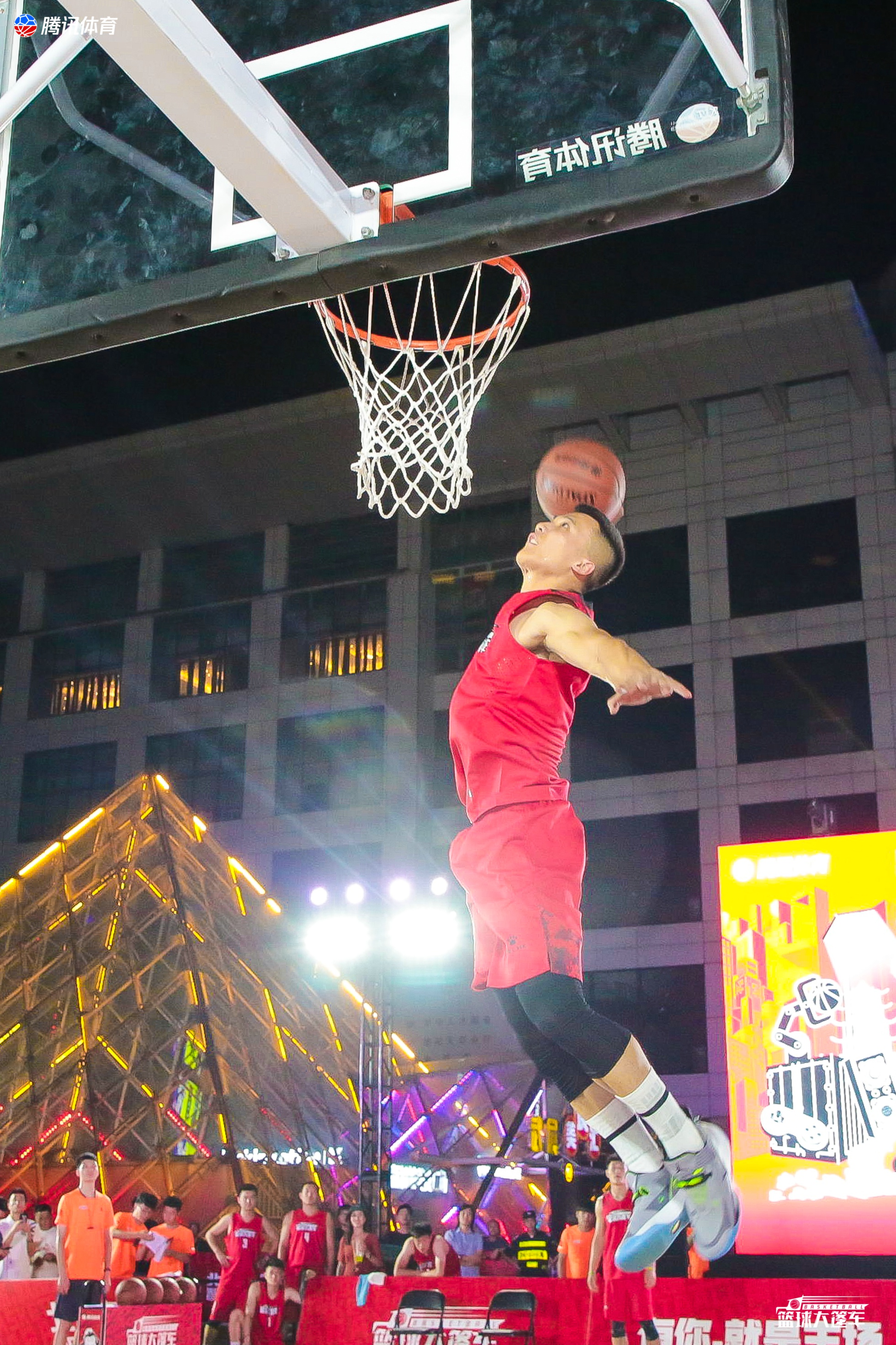 紧张刺激的对抗，胜者成焦点的简单介绍