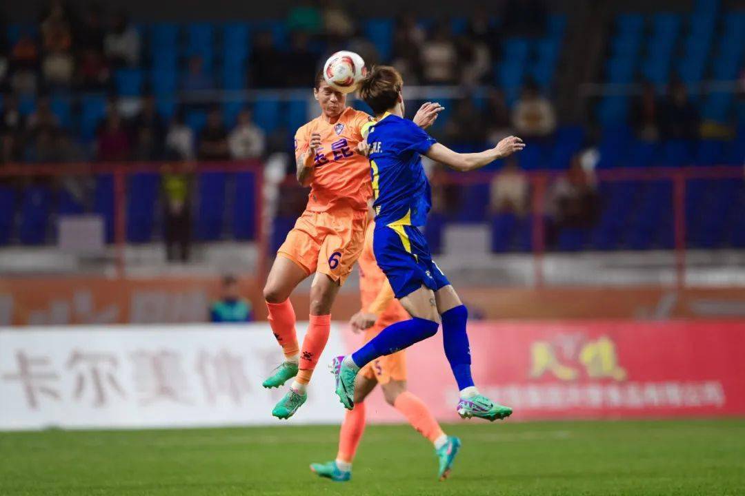 中国足球职业联赛中的精彩比拼! 中国足球职业联赛中的精彩比拼!