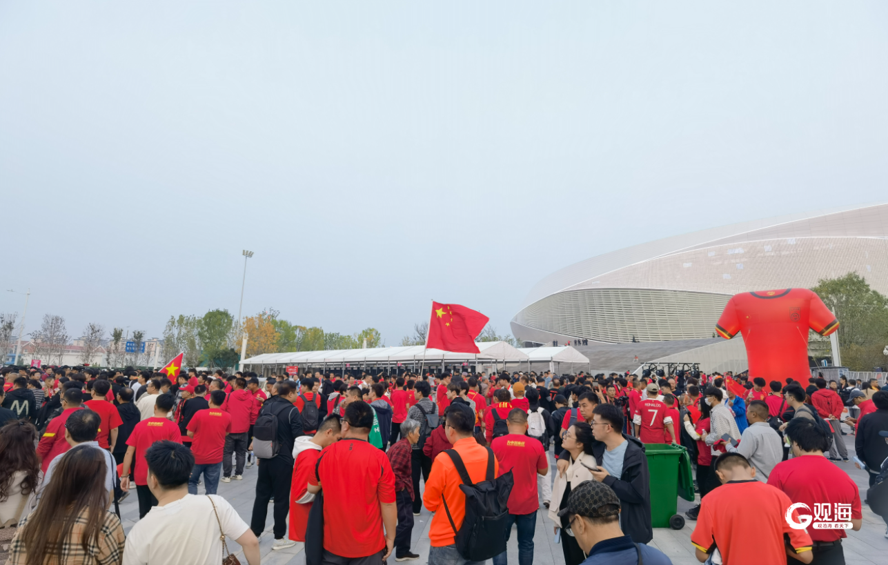 主场球迷聚集热情高，现场助威气氛热烈十分