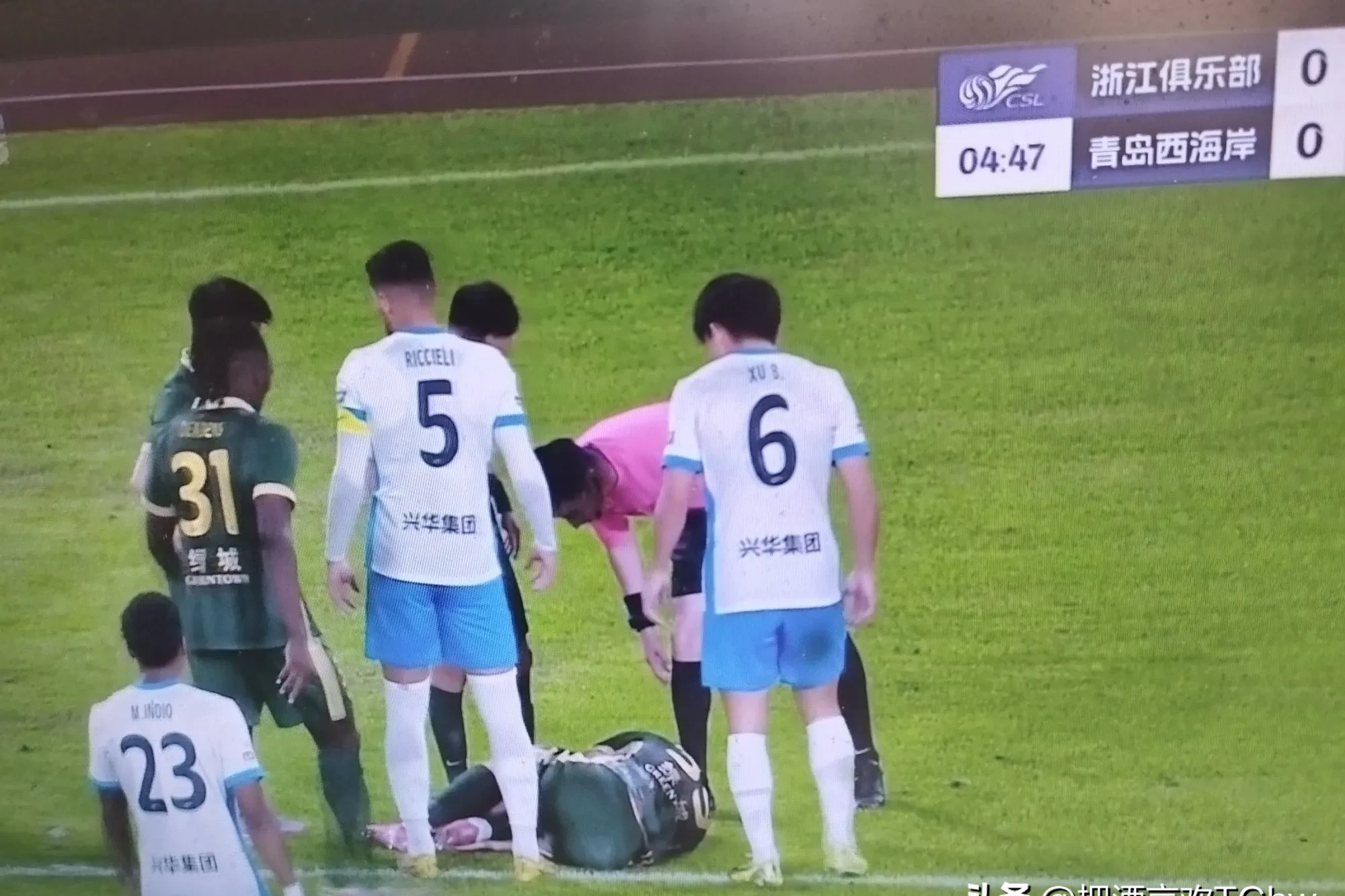 运动员受伤坚持比赛，引发泪目观众