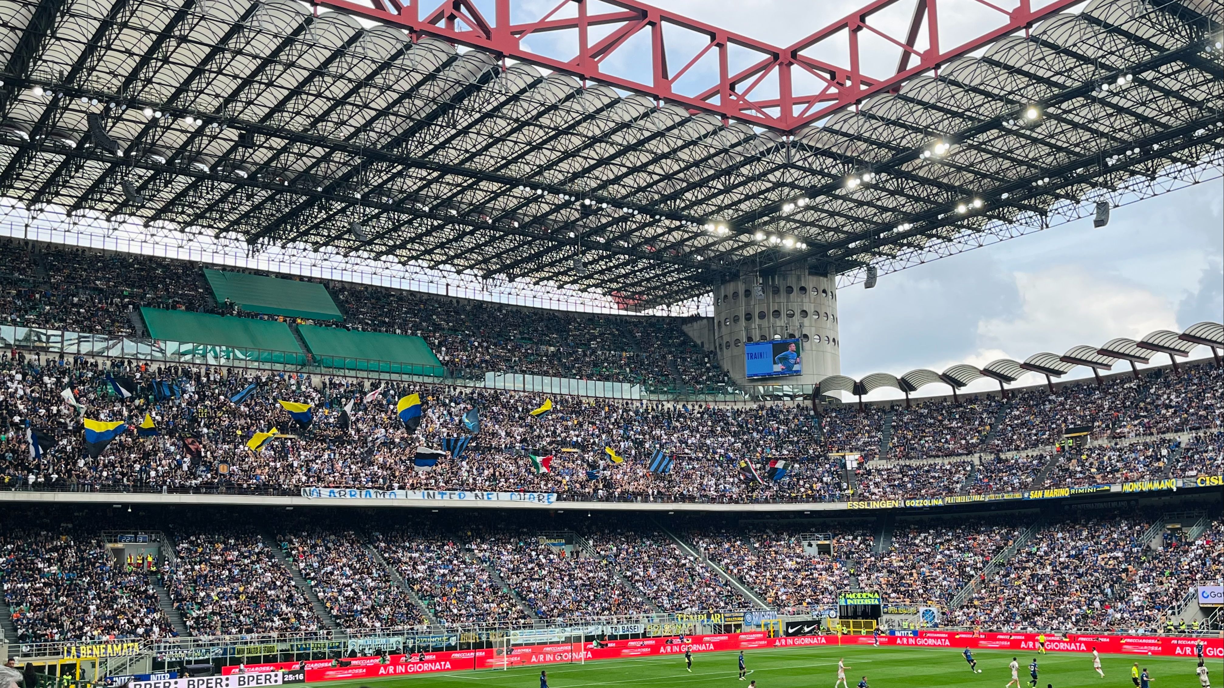 意甲比分胶着，球迷紧张看球