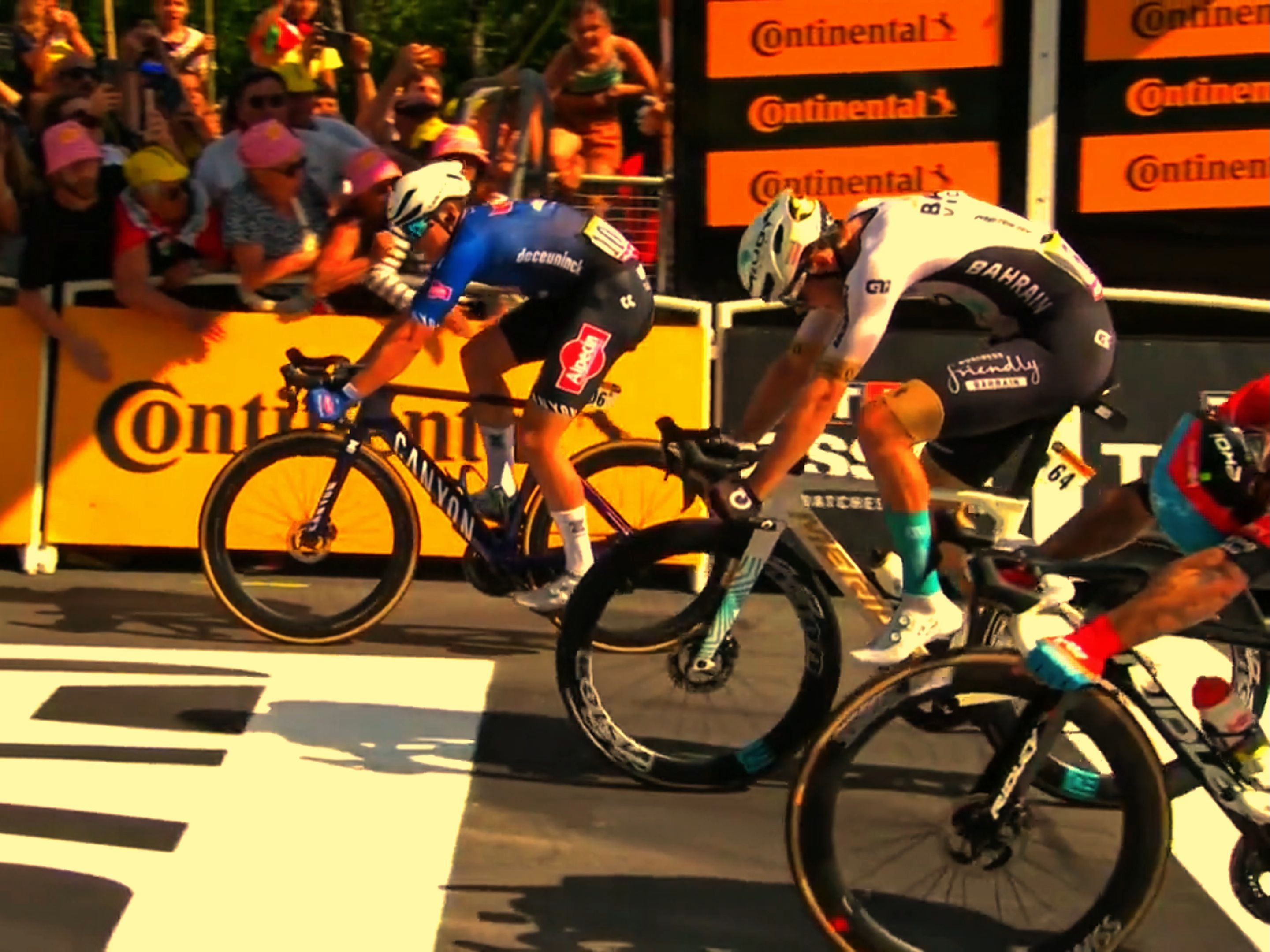 自行车选手速度飞快，一路领先冲刺终点的简单介绍