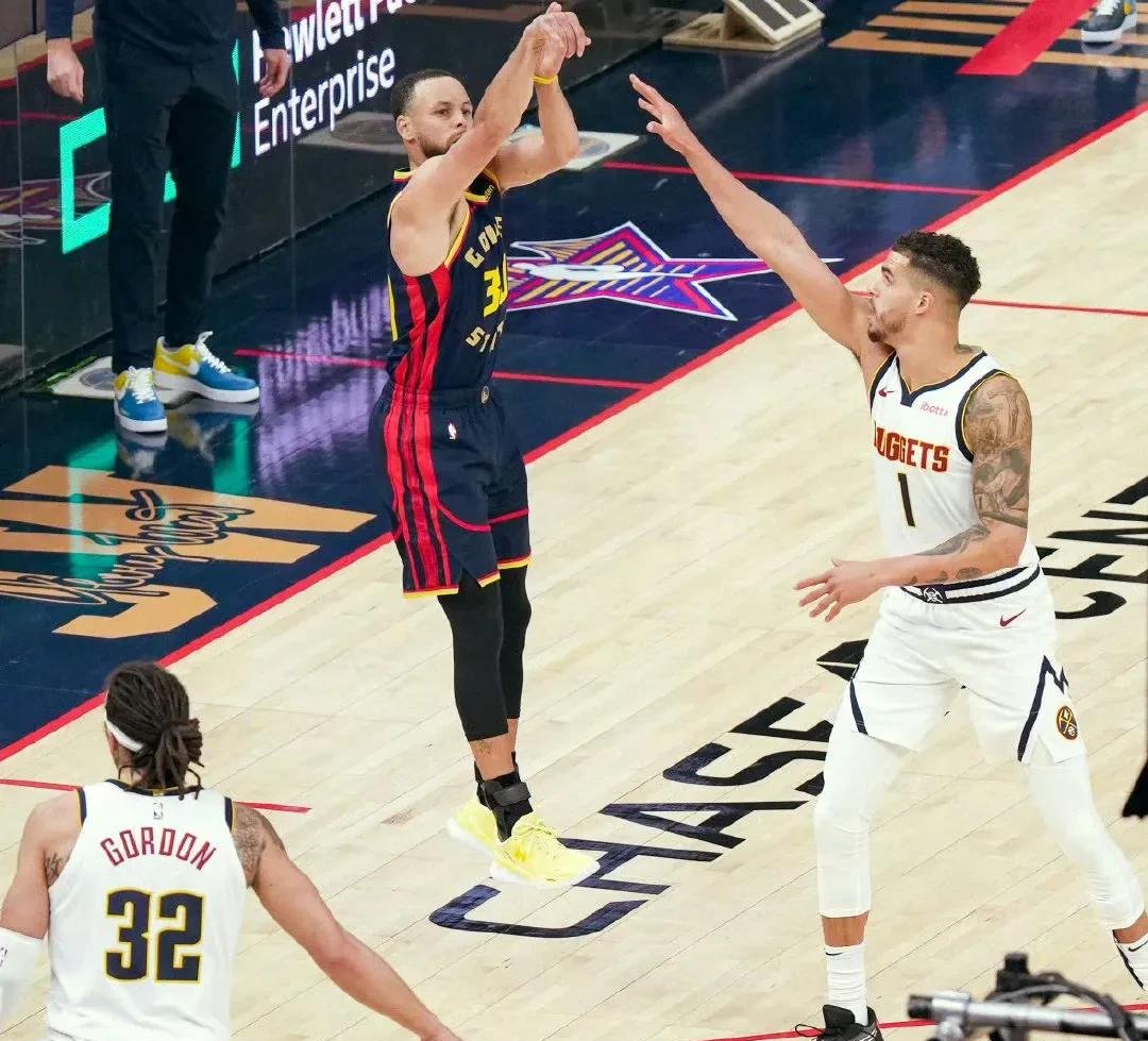 勇士客场取胜掘金,格林打出全能表现 勇士客场取胜掘金,格林打出全能表现