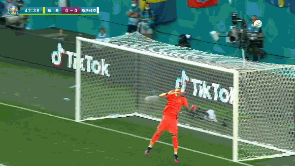 包含斯洛伐克大胜俄罗斯，积分逼近领跑的词条