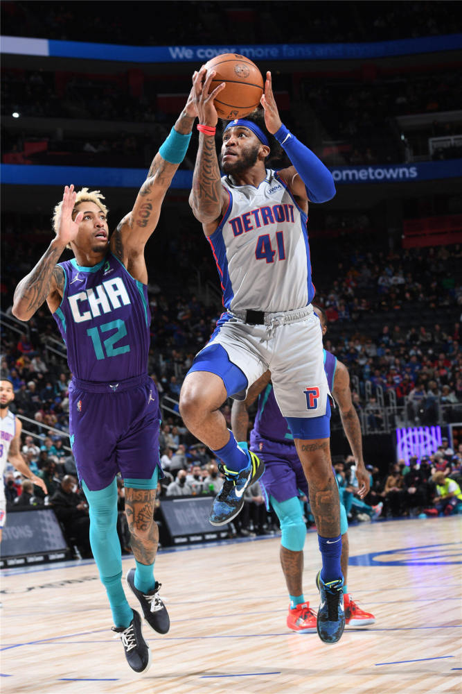 活塞主场大胜黄蜂，全队复出