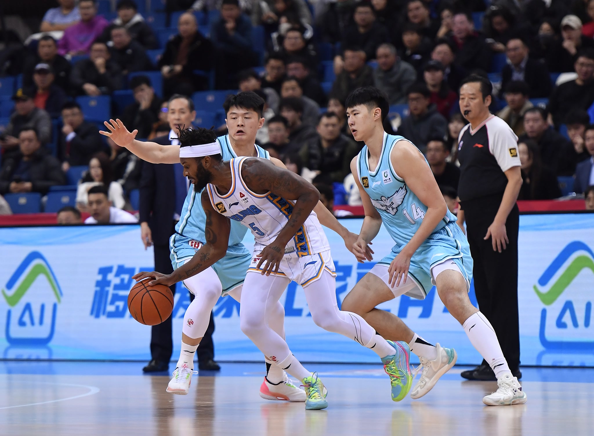 青岛男篮夺回胜利，全队欢呼