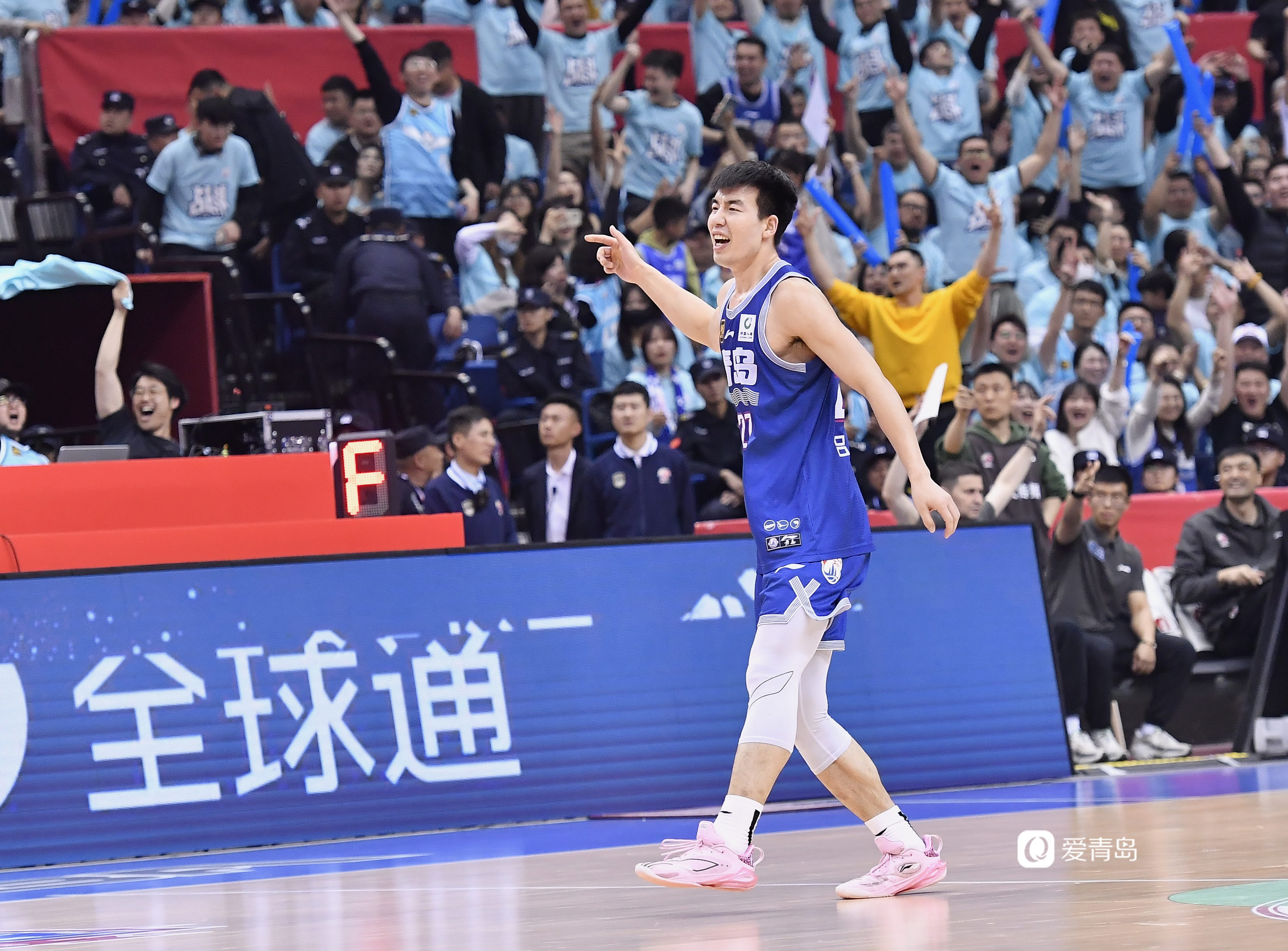 青岛男篮夺回胜利，全队欢呼