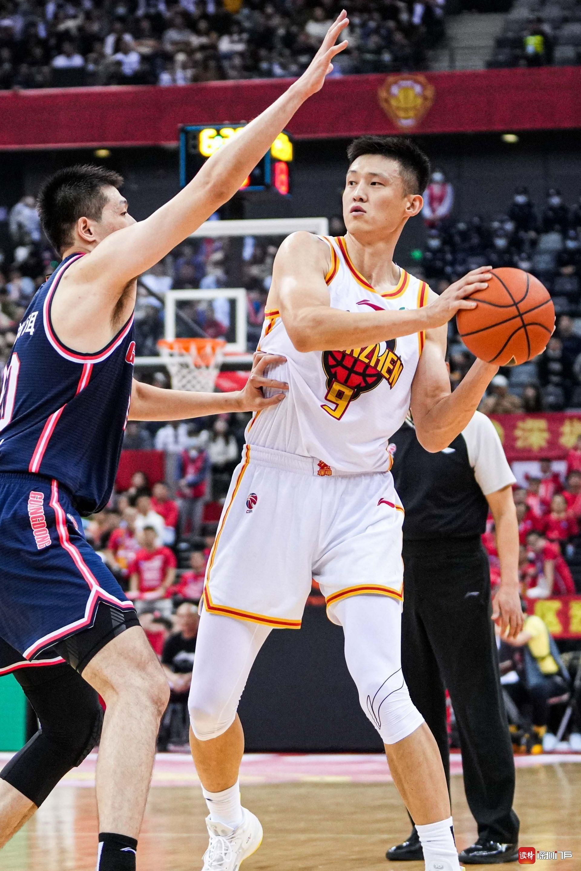 欧国联新赛季开局精彩，球迷沉浸在激烈对决中