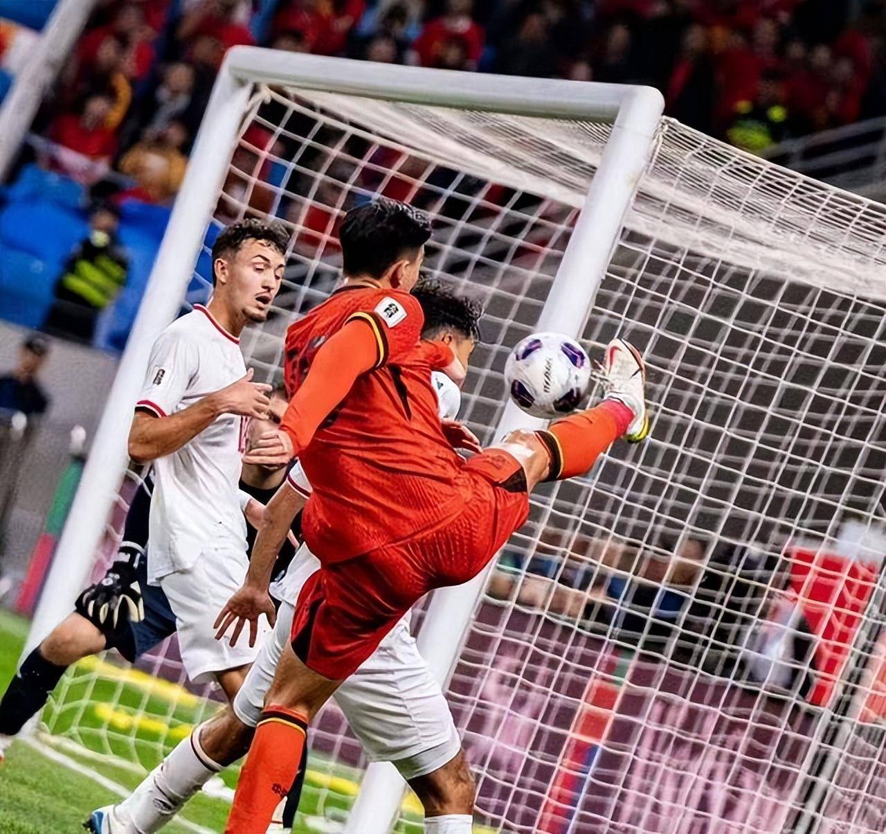 欧国联新赛季开局精彩，球迷沉浸在激烈对决中