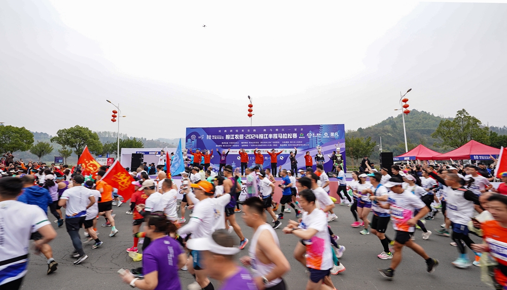 场上火花四溅！马拉松比赛惊险拉开序幕