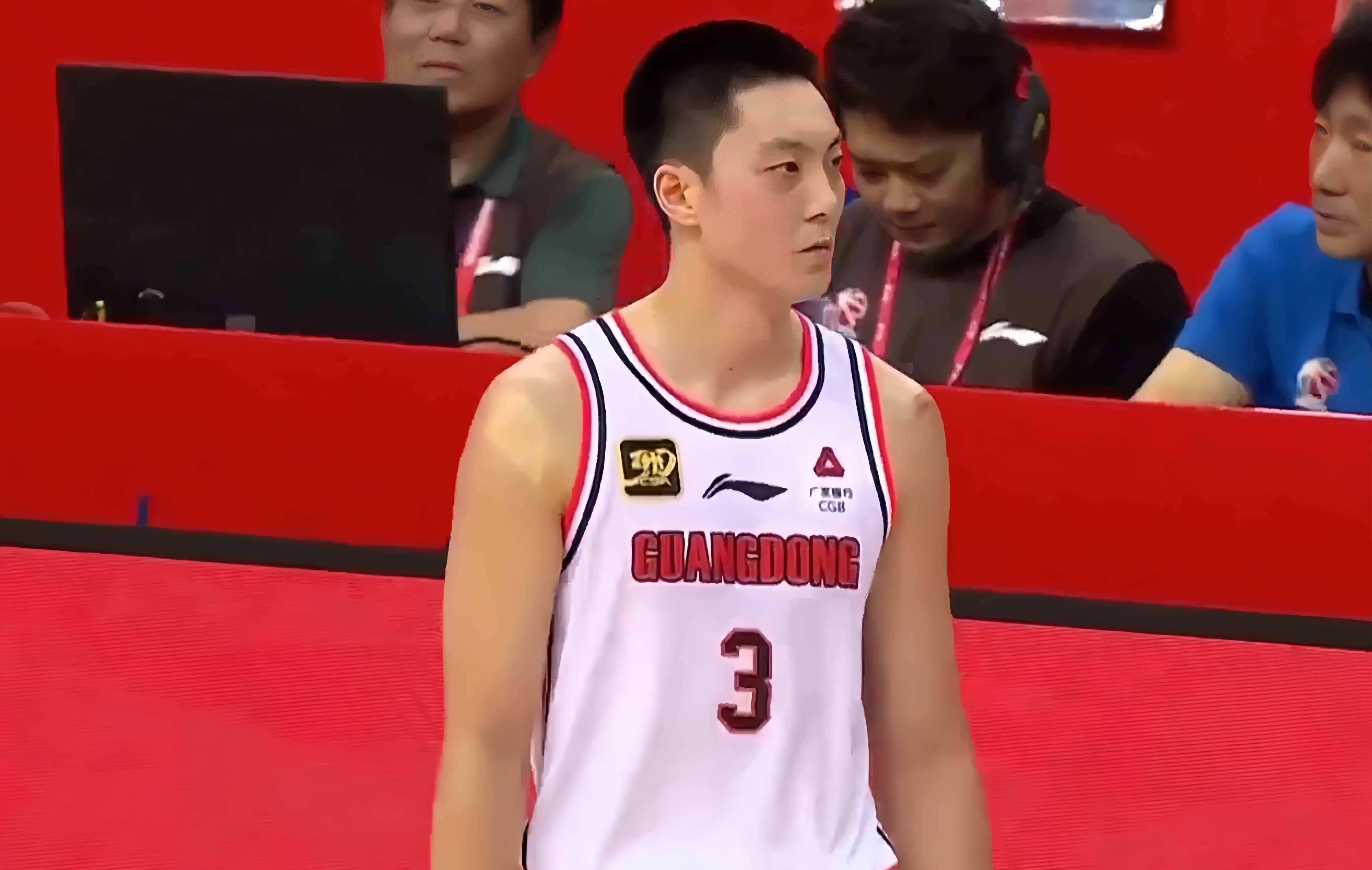 广东宏远大胜深圳男篮，继续领跑CBA积分榜