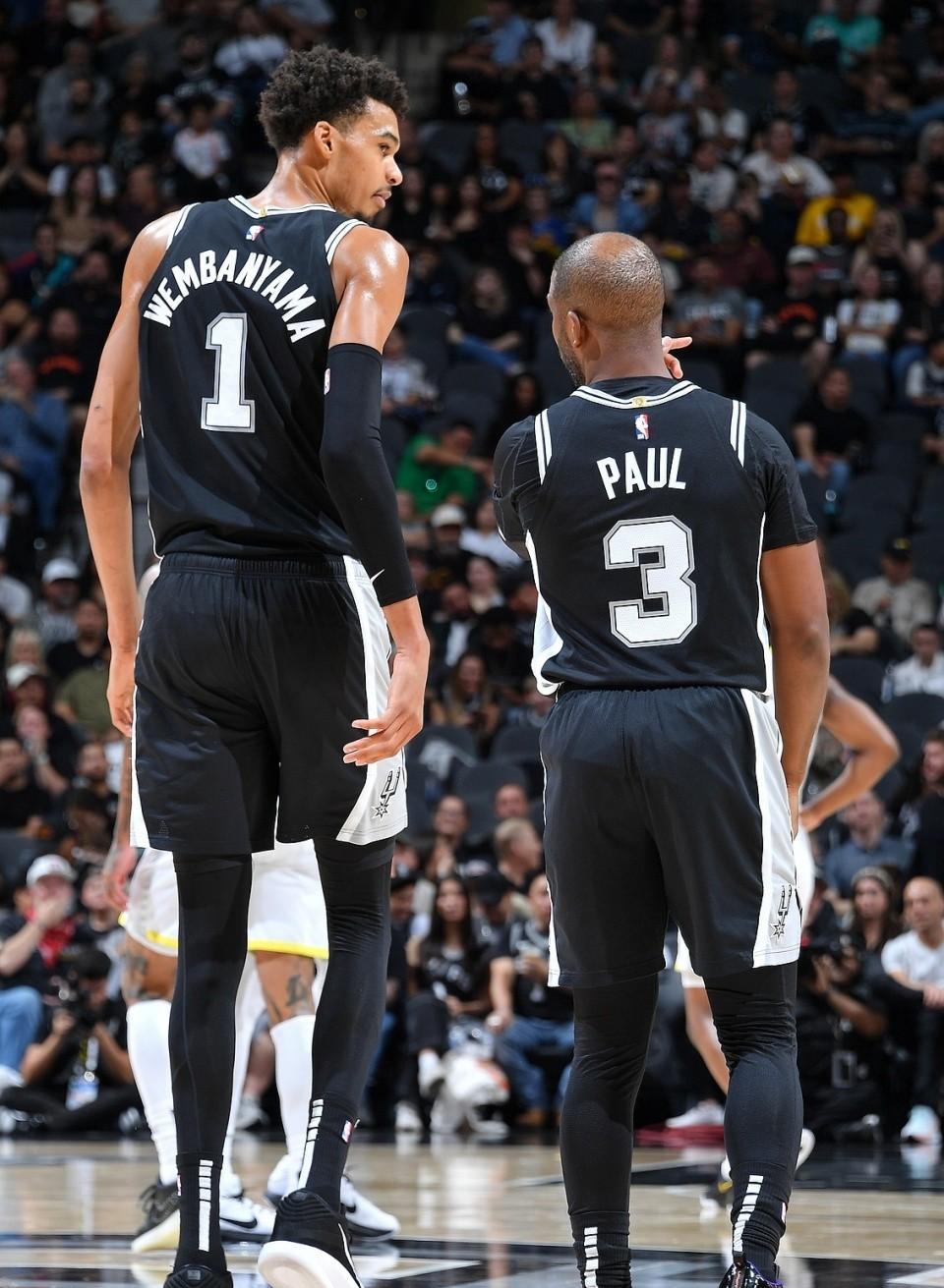 雄鹿逆转马刺,保持胜势 雄鹿逆转马刺,保持胜势